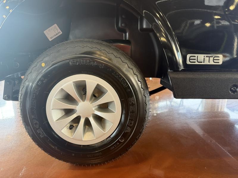 2027 E-Z-GO RXV 2 Freedom ELiTE Lithium Golf Car - Electric